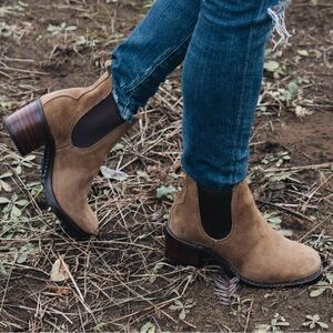 FRYE Sabrina Chelsea Tan/Brown Suede Moto Block Heel Ankle Boot Size 9